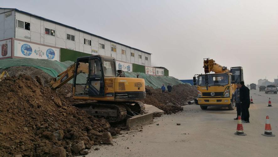 3月4日八里莊路道路施工現(xiàn)場(chǎng).