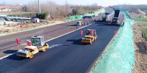 新進(jìn)展!國(guó)道204(大場(chǎng)段)改線工程路面瀝青層開始攤鋪
