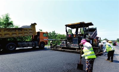 咸寧日報 戰高溫鋪路忙